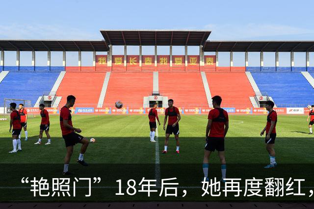 “艳照门”18年后，她再度翻红，综艺中自爆“家丑”，3年没戏拍，和老公在马路边抱着哭